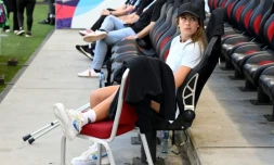 La star de la sélection espagnole Alexia Putellas, blessée et forfait pour l'Euro, assiste à un entraînement de ses coéquipières, à Milton Keynes au nord de Londres, le 7 juillet 2022