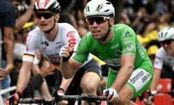 Le Britannique Mark Cavendish (Dimension Data, droite) franchit la ligne d'arrivée de la 3e étape du Tour de France, entre Granville et Angers, le 4 juillet 2016