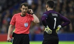 Un arbitre demande l'assistance vidéo lors du match amical France-Espagne au Stade de France, le 28 mars 2017