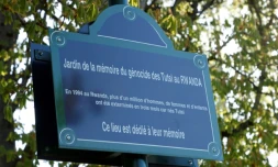 Une plaque commémorative au jardin de la mémoire du génocide des Tutsi au Rwanda, le 7 avril 2021 au parc de Choisy, à Paris