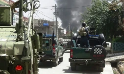 Les forces de sécurité arrivant sur le lieu de l'attaque d'une école de sages-femmes à Jalalabad (est de l'Afghanistan), samedi 28 juillet 2018. L'attaque a pris fin après sept heures de suspense et la mort des deux assaillants.