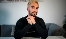Le champion du monde français de danse sur glace Guillaume Cizeron pose dans son appartement de Montréal, le 30 avril 2021, à l'occasion de la sortie de "Ma plus belle victoire", un récit autobiographique sur son homosexualité
