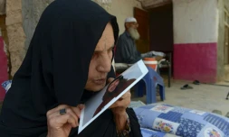 Sehar Bibi, qui attend depuis 13 ans la libération de son fils, l'un des deux seuls afghans encore détenus à Guantanamo, le 25 septembre 2020 dans un camp de réfugiés à Shamshatu, près de Peshawar, au Pakistan