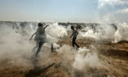 Des manifestants palestiniens au milieu de gaz lacrymogènes tirés par des soldats israéliens le 8 juin 2018 dans la bande de Gaza