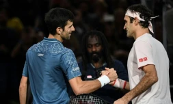 Le Serbe Novak Djokovic (g) et le Suisse Roger Federer après la demi-finale du Masters 1000 de Paris, le 3 novembre 2018