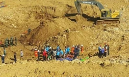 Les secours sont à la recherche des corps le 22 novembre 2015 après un glissement de terrain dans une mine de jade de la région de Hpakant, au nord de la Birmanie