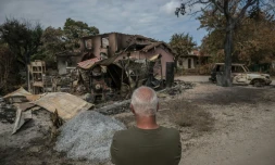 Un homme devant sa maison détruite par les flammes, au Porge, en Gironde, le 31 juillet 2026