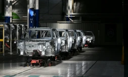Des chùssis de la nouvelle Citroën C5 Aircross sur une chaßne de montage de l'usine automobile Stellantis à Chartres-de-Bretagne, prÚs de Rennes, le 3 juillet 2025