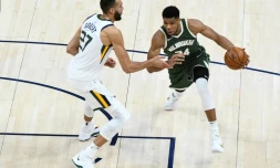 Giannis Antetokounmpo des Milwaukee Bucks (d.) affronte Rudy Gobert du Utah Jazz (g.) lors du match NBA entre Utah et Milwaukee à la Vivint Arena de Salt Lake City (Utah), le 12 février 2021.