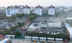 Photo aérienne d'un incendie qui s'est déclenché dans un parc d'attraction à Rajkot, dans l'ouest de l'Inde, le 25 mai 2024