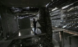 Un Palestinien à l'intérieur d'une maison détruite transformée en oeuvre d'art par l'artiste néerlandaise Marjan Teeuwen à Gaza, sur les territoires palestiniens, le 14 décembre 2016