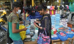 Un homme vend des masques à Siliguri, le 21 avril 2021 en Inde