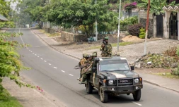 Des hommes armés se déplacent dans Goma à bord d'un véhicule dénué de tout signe d'appartenance, le 28 janvier 2025