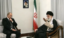 Le président russe Vladimir Poutine (g) et le guide suprême Ali Khamenei, la plus haute autorité politique et religieuse d'Iran, également chef suprême des armées, lors de leur précédente rencontre, le 17 octobre 2007 à Téhéran