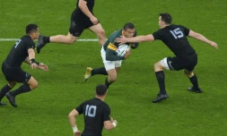 L'aillier sud-africain Bryan Habana encerclé par des Néo-Zélandais, en demi-finale du Mondial, le 24 octobre 2015 à Twickenham 