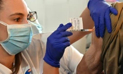 Vaccination contre le Covid d'une personne âgée le 4 janvier 2020 dans un Ehpad à Montpellier