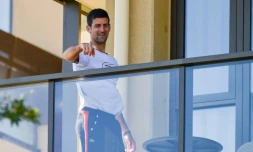 Le N.1 mondial Novak Djokovic sur le balcon de l'hĂŽtel oĂč il est confinĂ© Ă Adelaide, le 18 janvier 2021, avant le dĂ©but de l'Open d'Australie