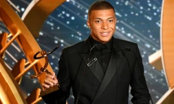 L'attaquant du PSG Kylian Mbappé meilleur joueur de L1 et meilleur espoir masculin lors de la cérémonie des trophées UNPF à Paris le 19 mai 2019
