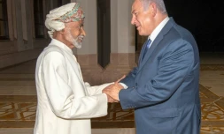 Photo fournie par le Palais royal à Oman le 26 octobre 2018 montrant le sultan Qabous (G) accueillant le Premier ministre israélien Benjamin Netanyahu qui a effectué une visite officielle non annoncée dans ce pays arabe du Golfe avec lequel Israël n'entretient pas de relations diplomatiques