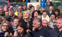 Marine Le Pen devant l'usine Whirlpool d'Amiens, le 26 avril 2017