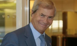 L'homme d'affaires français Vincent Bolloré sort du siège du CSA à Paris, le 24 septembre 2015 à Paris
