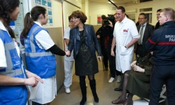 La ministre de la Santé Marisol Touraine (c) visite le service des urgences de l'hôpital Ambroise-Paré, le 11 janvier 2017 à Boulogne-Billancourt, près de Paris