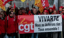 Des syndicalistes de la CGT du groupe d'habillement Vivarte manifestent contre un plan de licenciements, le 5 janvier 2017 devant le ministère de l'Industrie à Paris