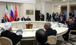 Le président russe Vladimir Poutine (3e g) et ses homologues turc Recep Tayyip Erdogan (3e d) et iranien Hassan Rohani (g) lors d'une réunion sur la Syrie, le 22 novembre 2017 à Sotchi