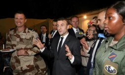 Emmanuel Macron s'adresse aux soldats de la Force Barkhane au centre de commandement de N'Djamena au Tchad, le 22 décembre 2018