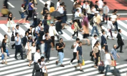 Des piétons traversent à un carrefour de Tokyo, le 15 septembre 2017