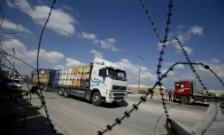 Un camion chargé de marchandises au point de passage de Kerem Shalom entre Israël et la bande de Gaza le 15 août 2018