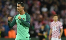 L'attaquant du Portugal Cristiano Ronaldo exulte après la victoire  face à la Croatie à l'Euro au stade Bollaert, le 25 juin 2016