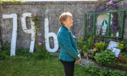 L'historienne Catherine Corless sur le site de l'ancien foyer St Mary, où 796 enfants avaient été inhumés anonymement, le 20 mai 2025 à Tuam dans l'Ouest de l'Irlande