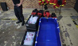 Un kit de rafraîchissement présenté par les pompiers à Paris, le 28 juin 2026