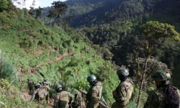 Des membres de l'armée participent à une opération contre l'extraction miniÚre illégale à Buenos Aires, dans la province d'Imbabura, en Equateur, le 27 mai 2026