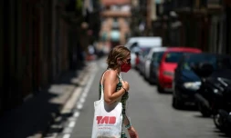 Une femme portant un masque dans un quartier de Barcelone, le 18 juillet 2020
