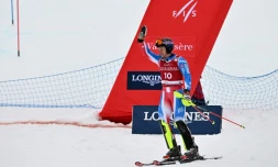 Le skieur français Steven Amiez salue le public après avoir manqué une porte lors de la deuxième manche du slalom de Val d'Isère, épreuve de la coupe du monde, le 15 décembre 2024