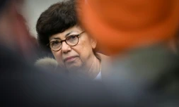 La ministre française de la Transition écologique, Monique Barbut, s'adresse à la presse à Cheffes, dans l'ouest de la France, le 27 février 2026