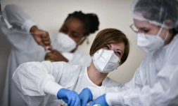 Une équipe médicale soigne un patient attteint du Covid à l'hÎpital de Bry-sur-Marne (Val-de-Marne) le 15 avril 2021