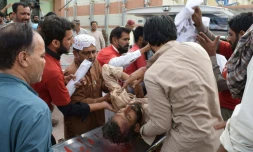Un jeune pakistanais blessé dans l'explosion d'une bombe est transporté à l'hôpital à Quetta, dans l'ouest du Pakistan, le 13 juillet 2018