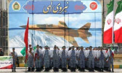 Des soldats iraniens participent à un défilé pour la Journée de l'armée, le 17 avril 2024 à Téhéran