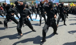 Des combattants chiites irakiens du groupe armé soutenu par l'Iran, les brigades du Hezbollah, défilent lors d'un défilé militaire le 31 mai 2019 à 
Bagdad