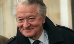 Roland Dumas, 77 ans, quitte son domicile, le 01 mars 2000 Ă Paris.
