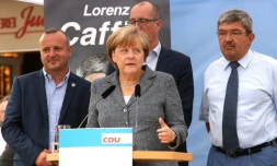 La chancelière allemande Angela Merkel à côté du ministre de l'Intérieur de Mecklembourg-Poméranie occidentale Lorenz Caffier (droite) et le candidat de la CDU Christian Democratic, lors d'un meeting de campagne à Bad Doberan (est), le 3 septembre 2016
