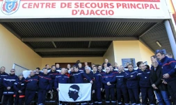 Civils et pompiers rassemblés dans la caserne le 29 décembre 2015 à Ajaccio