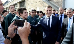 Le président Emmanuel Macron avec des étudiants du nouveau campus de l'Ecole d'application aux métiers des travaux publics (EATP), dédié à l'apprentissage, qu'il visite à Egletons le 4 octobre 2017 