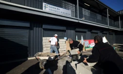 Des agriculteurs ont construit un mur de parpaings devant l'entrée du centre des finances publiques de Châteaurenard le 15 novembre 2024