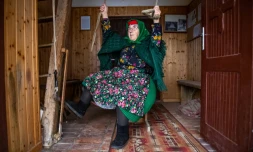 Jozsefne Szedlak, également appelée Tante Ilonka, sonne les cloches à l'église catholique de Tereny, le 22 décembre 2023 en Hongrie