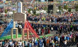 Des jeunes catholiques rassemblés pour une veillée au Campus Misericordiae à Brzegi, en Pologne, le 30 juillet 2016 dans le cadre des Journées Mondiales de la Jeunesse