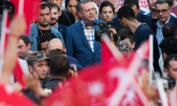 Le président Erdogan arrive à un rassemblement de ses supporters prÚs de sa maison d'Istanbul, le 16 juillet 2016